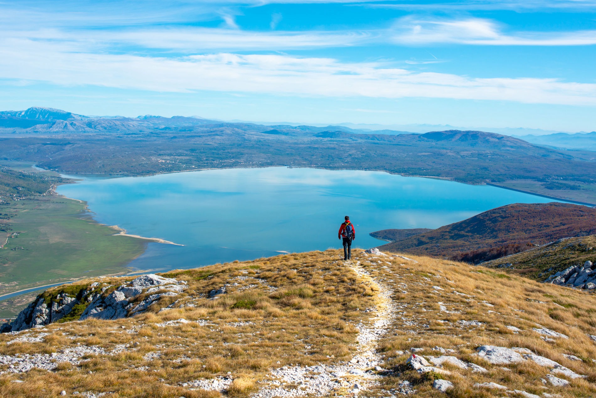 Weiter Blick über Küste und Landschaft